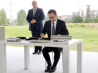 Prezes PKN Orlen Daniel Obajtek i wicepremier Jacek Sasin w czasie uroczystości wmurowania kamienia węgielnego pod budowę nowej instalacji visebrakingu, w lipcu 2020. 