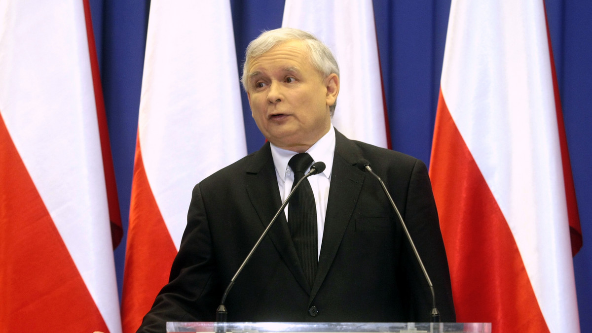 Potępiamy decyzję KRRiT w sprawie TV Trwam - powiedział prezes PiS Jarosław Kaczyński. Jak dodał, jego ugrupowanie nie wyklucza wniosku w tej sprawie do NIK, a być może też do Trybunału Stanu. - Tego nie można tolerować, tak nie może być - mówił o działaniach ws. TV Trwam.