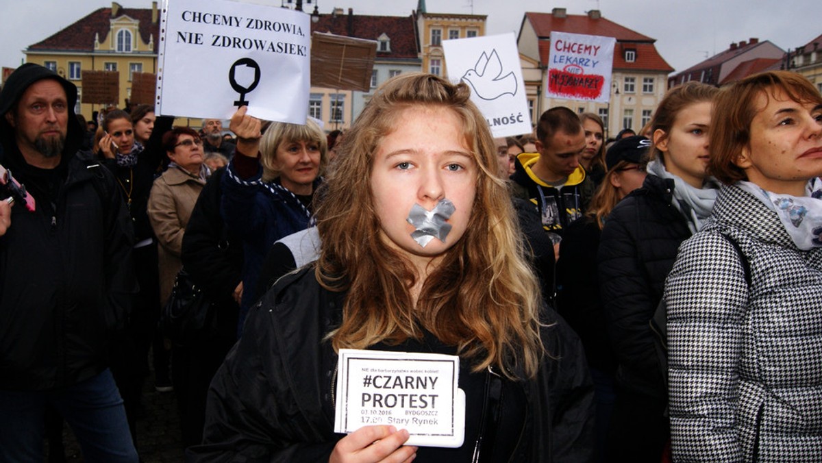 W wielu polskich miastach po raz kolejny w tej kadencji Sejmu kobiety chwyciły za parasolki i wyszły z domów, żeby wyrazić swój sprzeciw.