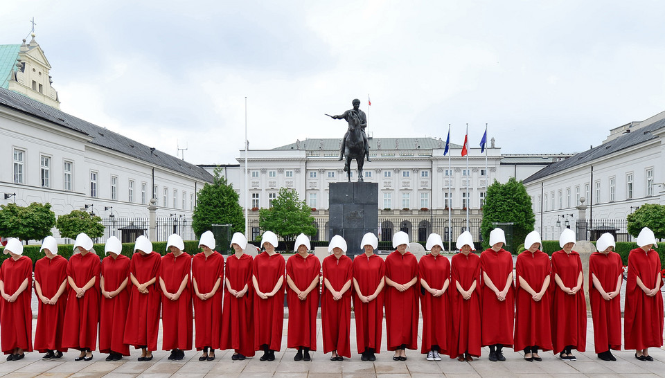 "Opowieść podręcznej": podręczne w Warszawie