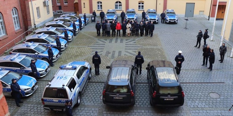 Nowe radiowozy i łódź hybrydowa dla policji