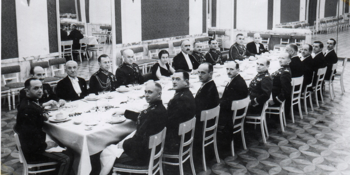 Obiad w restauracji hotelu Bristol z okazji 10-lecia Towarzystwa Miedzynarodowych Konkursow Konnych, 4 od lewej pulkownik Konstanty Drucki Lubecki, obok general Piotr Stachiewicz. 1937 rok. 