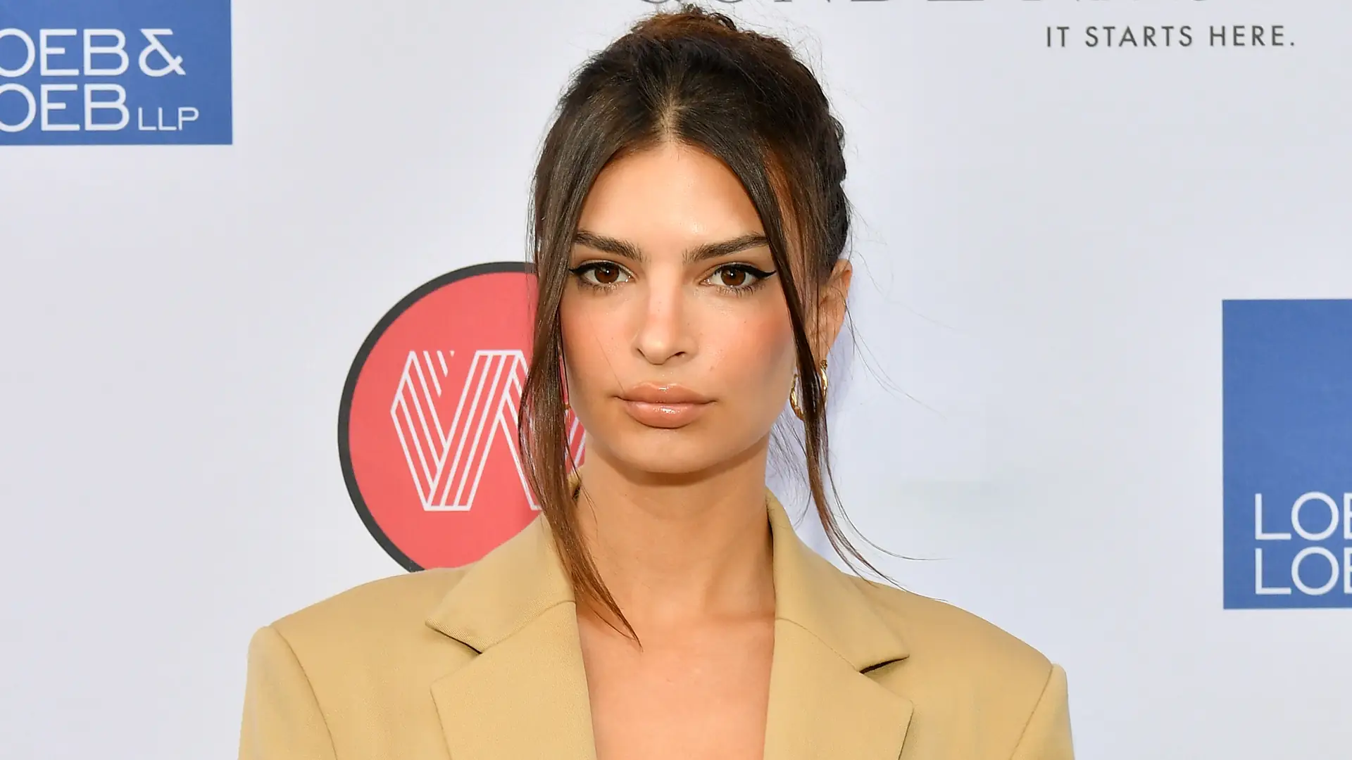 Emily Ratajkowski ma dość narzuconych standardów piękna i pozuje z włosami pod pachami