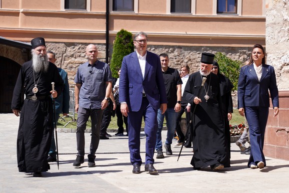 VUČIĆ U RAVANICI, DRUŽIO SE SA GRAĐANIMA Prisutni i predstavnici Srba iz regiona i patrijarh Porfirije