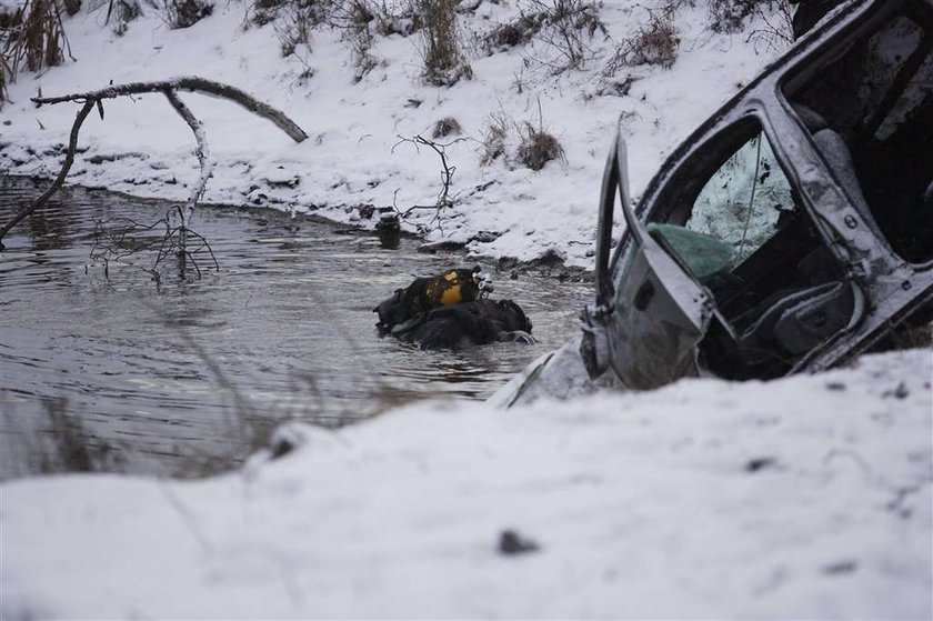 Auto wpadło do stawu. 4 osoby nie żyją!