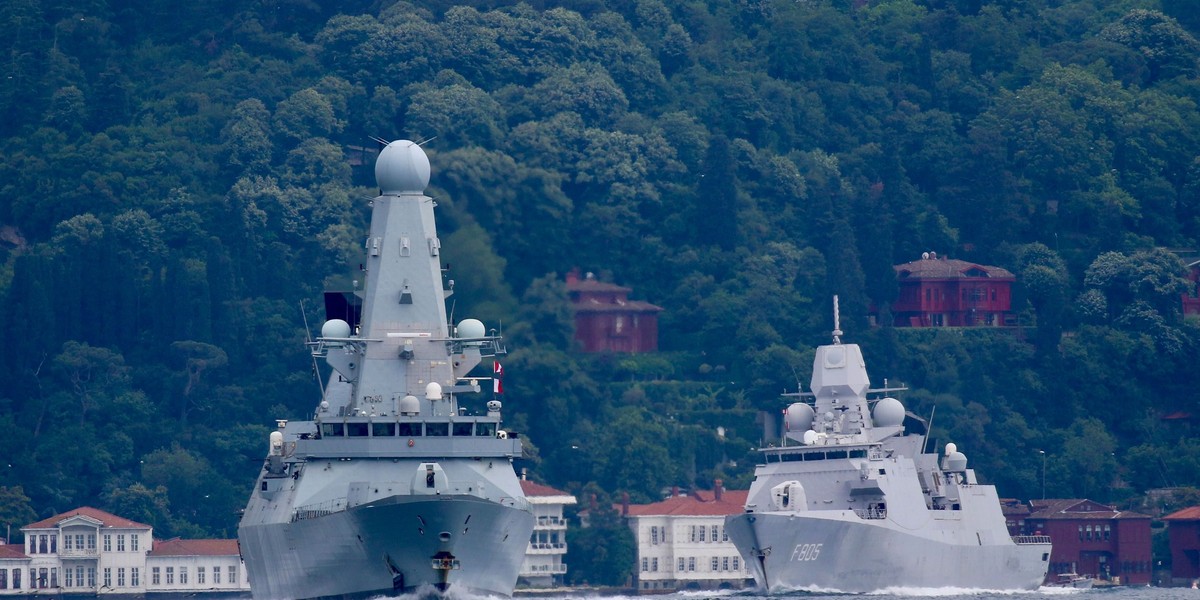 Brytyjski niszczyciel ostrzelany przez rosyjski bombowiec.