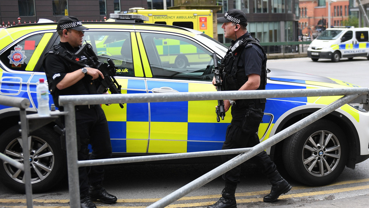 Trzech mężczyzn zostało aresztowanych w południowej części Manchesteru w związku z poniedziałkowym zamachem bombowym w tym mieście, w którym zginęły co najmniej 22 osoby, a 119 zostało rannych - poinformowała dziś brytyjska policja.