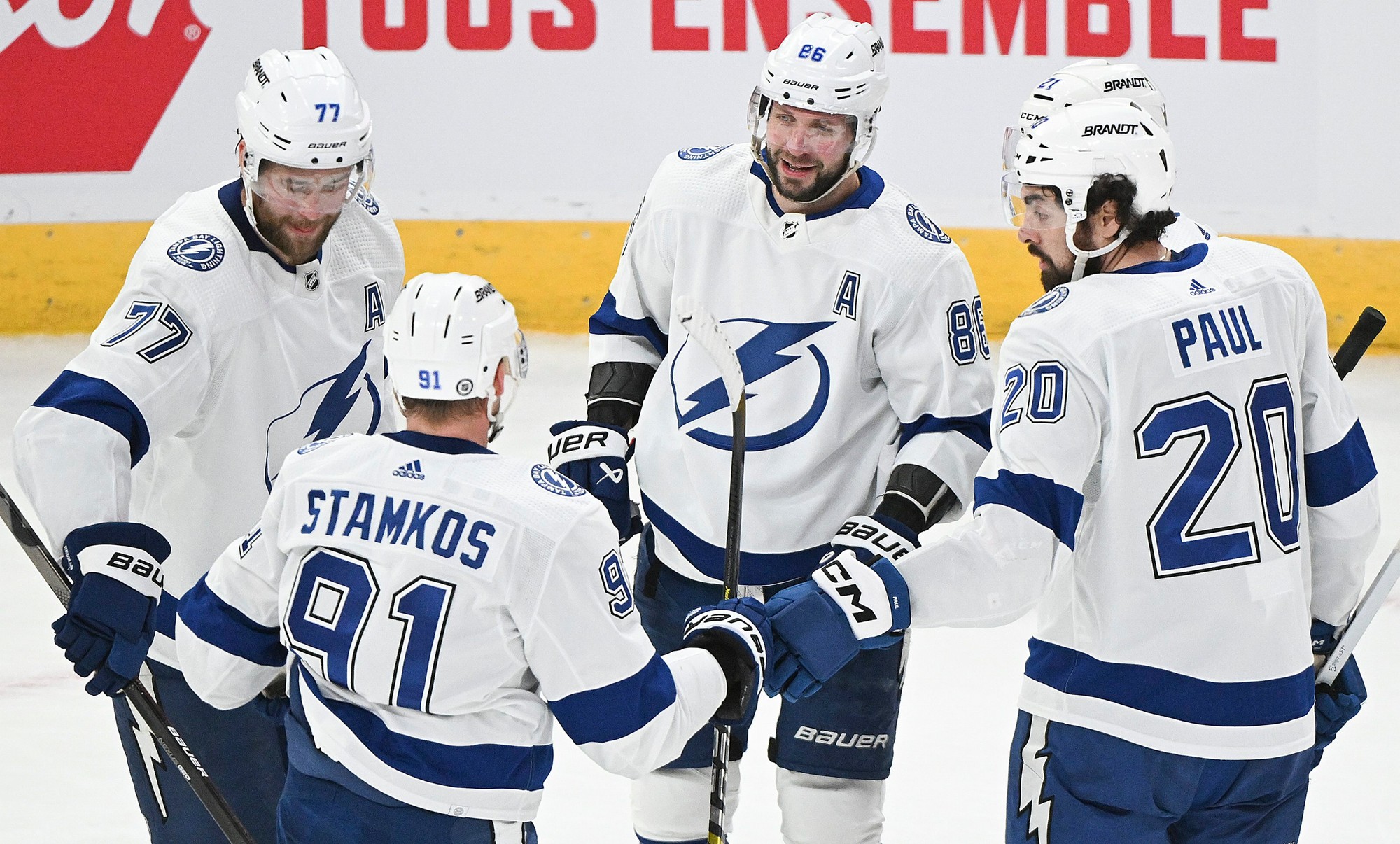 Radosť hráčov Tampa Bay Lightning z gólu.