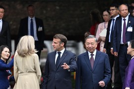 "NAJBOLJE IZGLEDAM KAD SE NAJGORE OSEĆAM" Brižit Makron pojavila se danas u Vijetnamu - DOTERANA KAO NIKAD U ŽIVOTU: Kada se okrenula, njena ROLKA - HALJINA oduševila, a onda je postalo još bolje