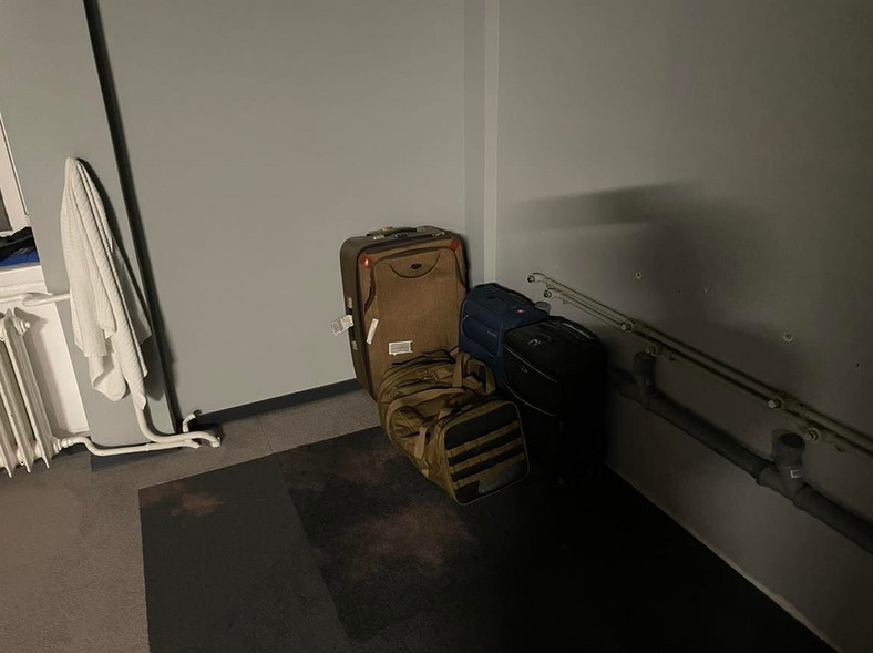 Niektórzy goście zostawiają bagaż na korytarzu 