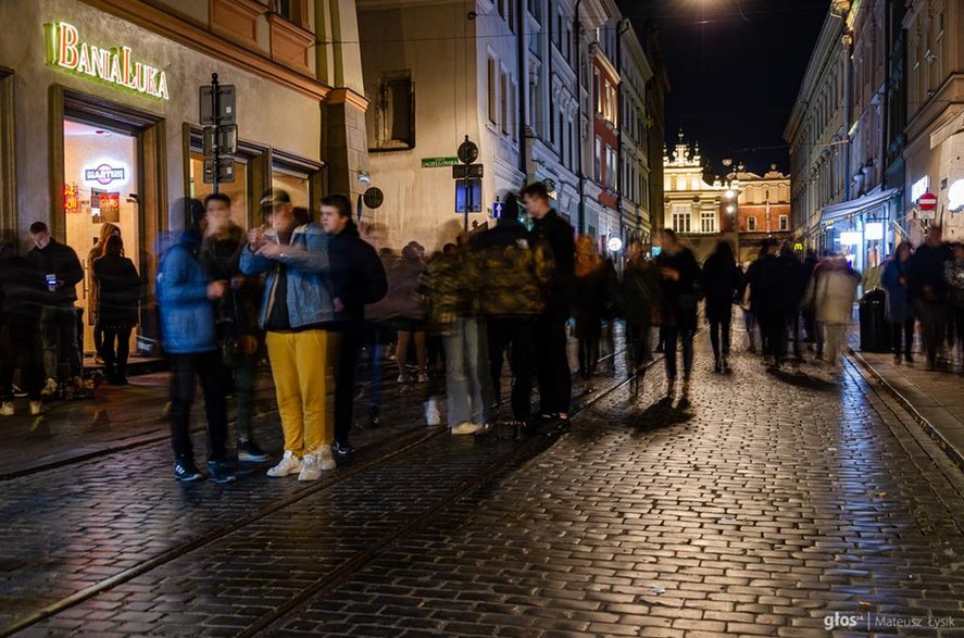 Ulica Szewska dzięki ulokowanym przy niej dyskotekom stała się popularna wśród młodych ludzi 