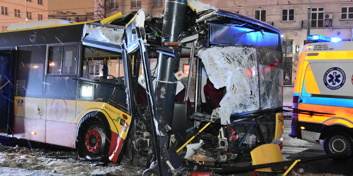 Autobus uderzył w słup. Pasażerowie ranni