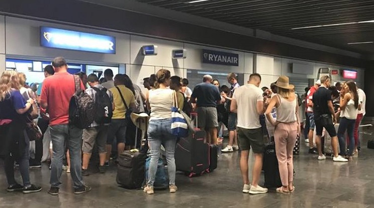 Ilyen sorok közepette, késve és csomagok nélkül  indult el
a Ryanair járata Budapestről
a Kanári-szigetekre