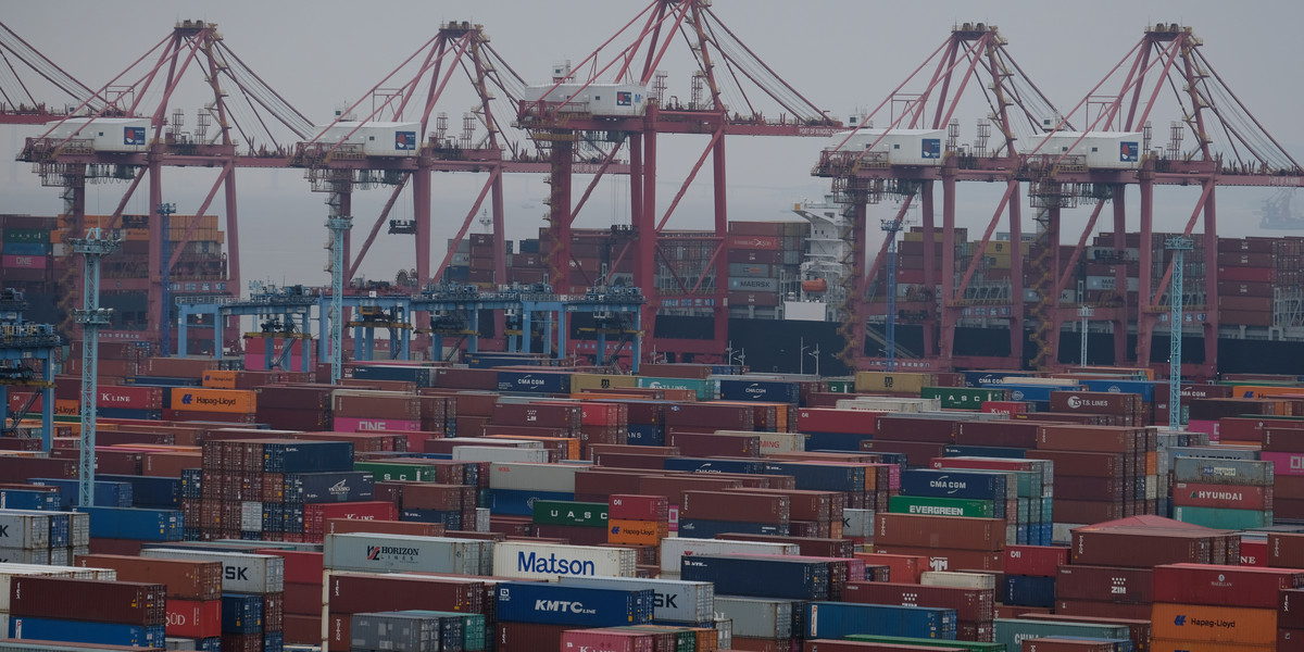 Zablokowane z powodu przypadków COVID-19 porty w Chinach odbiły się na całej fabryce świata.