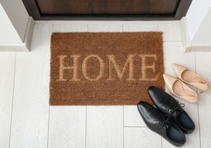 Izuvanje obuće pre ulaska u kući je neophodno