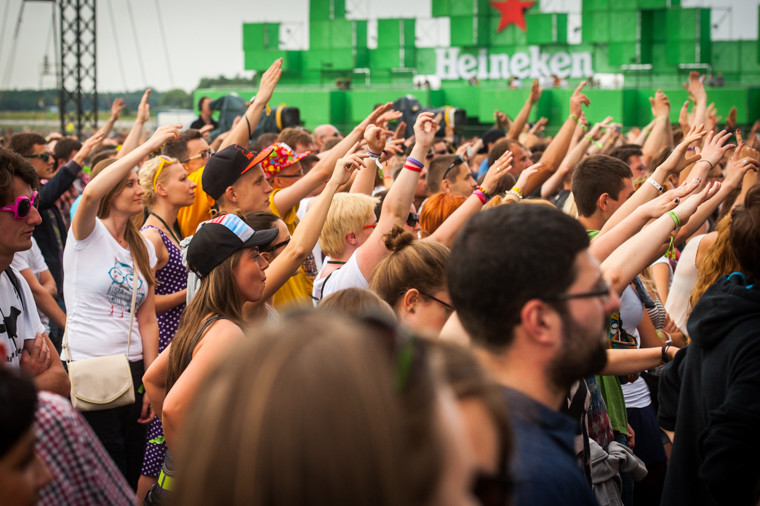 Publiczność pod sceną na festiwalu Heineken Open'er (fot. Monika Stolarska/Onet)