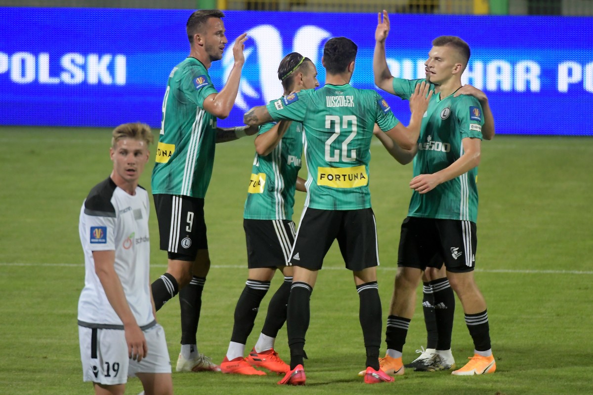 Piłkarze Legii Warszawa cieszą się z gola Macieja Rosołka (P) podczas meczu 1. rundy (1/32 finału) Pucharu Polski z GKS Bełchatów