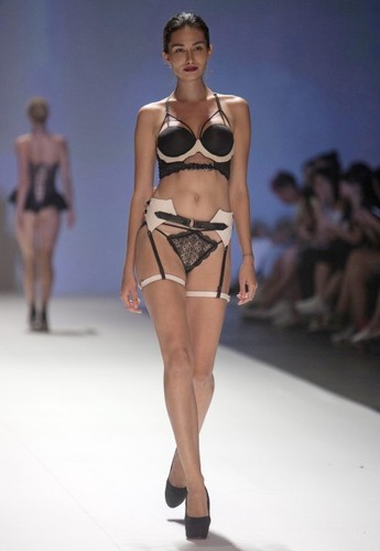 Pokaz bielizny na tygodniu mody w Hongkongu