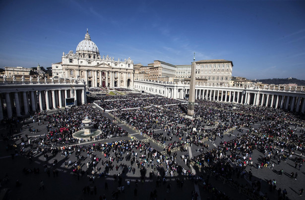 Wierni na mszy, którą papież Franciszek odprawia na placu Świętego Piotra w Watykanie.