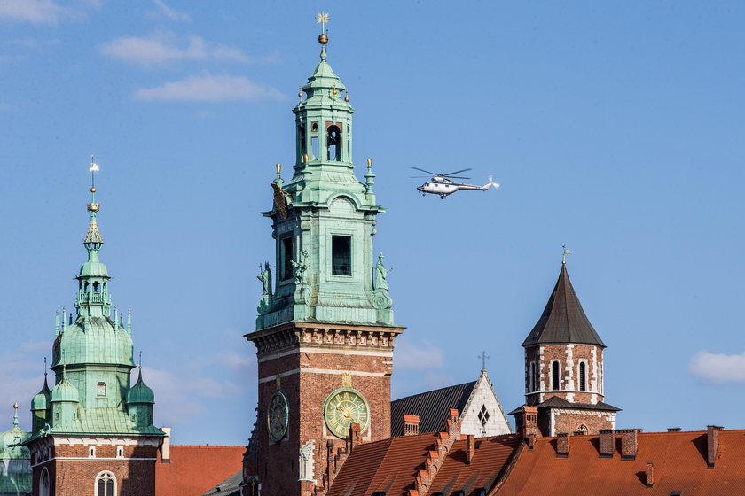 Policyjny śmigłowiec nad Krakowem