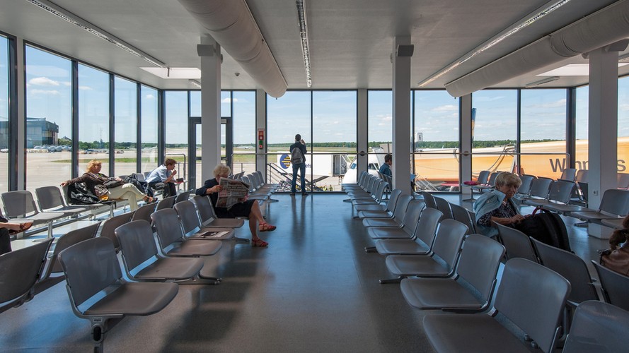 <strong>Berlin Tegel Airport, Berlin, Niemcy</strong><br /><br />

Średni czas potrzebny do przejścia od strefy kontroli do gate’ów: 3 min<br /><br />

Dotyczy terminali: C<br /><br />

Liczba pasażerów obsłużonych rocznie: 18 000 000<br /><br />