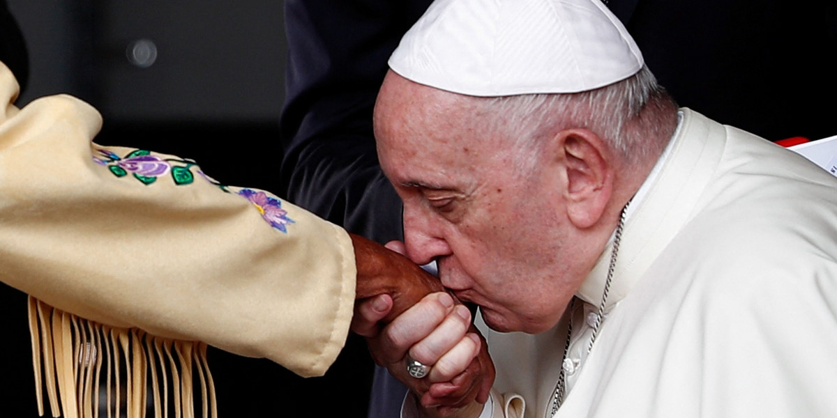 Papież Franciszek w Kanadzie. Pocałował dłoń rdzennej mieszkanki
