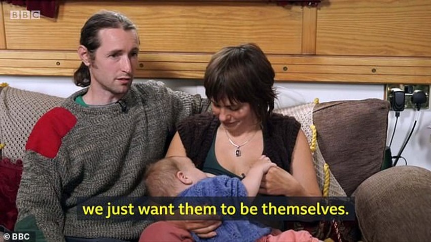 Džejk Ingland-Džons i Hobit Hamfri s bebom