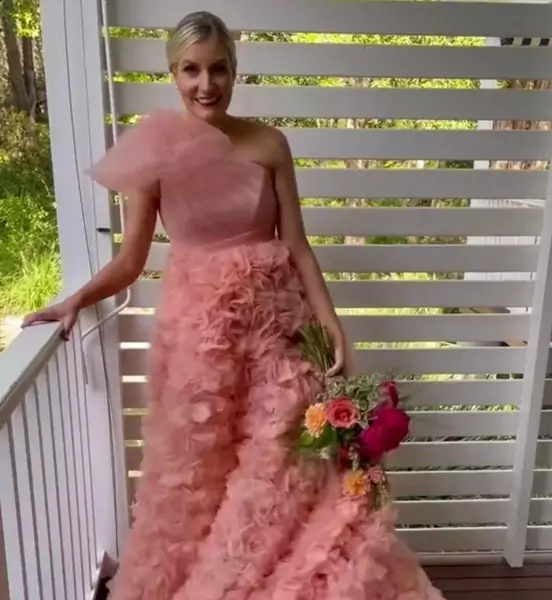 Panna młoda zdecydowała się na suknię w różowym kolorze, dlatego poprosiła gości o wybranie tego dnia białych strojów Fot. @camillelescai