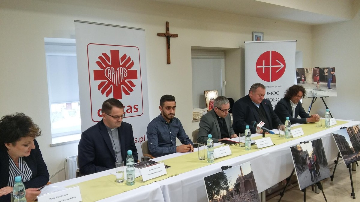 W środę 8 listopada w siedzibie Caritas Polska w Warszawie odbyła się konferencja prasowa inicjująca program "Polska dla świata". W konferencji udział wzięli Dyrektor Caritas Polska – ks. Marcin Iżycki, Dyrektor polskiej sekcji Pomoc Kościołowi w Potrzebie (PKwP) – ks. prof. Waldemar Cisło oraz Piotr Rubik – autor oratorium "Z powodu Mojego Imienia".