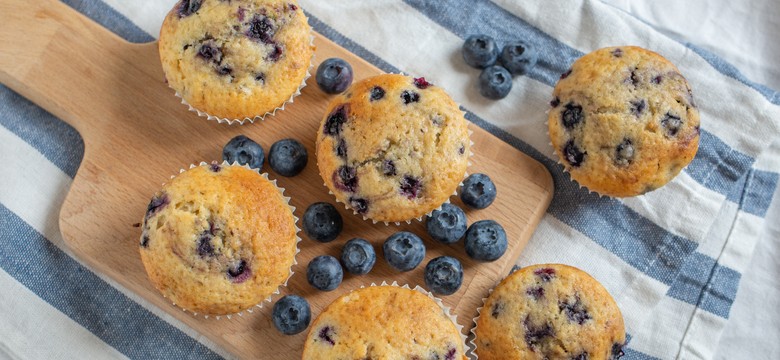 Bardzo wysokie babeczki kefirowe z borówkami. Przepis Jakuba Kuronia
