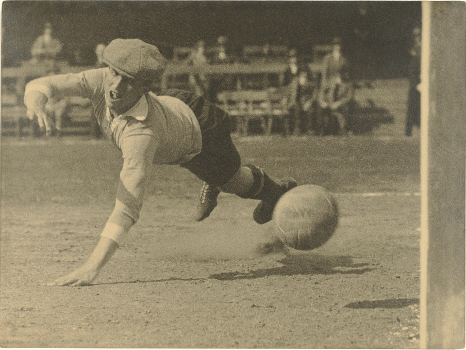 Martin Munkácsi, "The Goalie Gets There a Split Second Too Late" (ok. 1923)