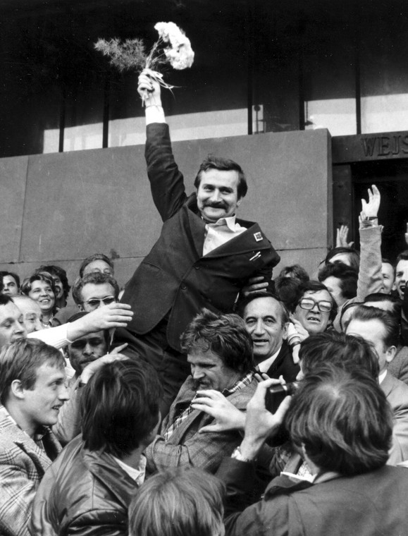 Lech Wałęsa wynoszony na rękach po złożeniu wniosku o rejestrację NSZZ “Solidarność”, Warszawa, 24 września 1980 r.