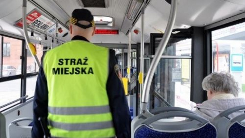 Warszawa: Wojewoda "wypożycza" strażników miejskich do walki z pandemią