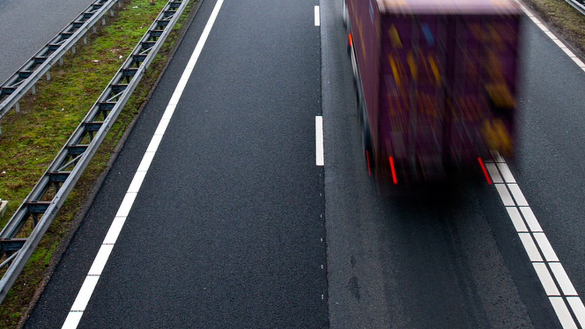 Służby drogowe usunęły już ciężarówkę, która po wypadku blokowała śląski odcinek autostrady A1.