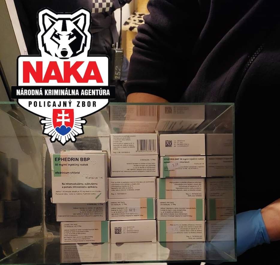 Polícia pri zásahu zaistila drogy a hotovosť.