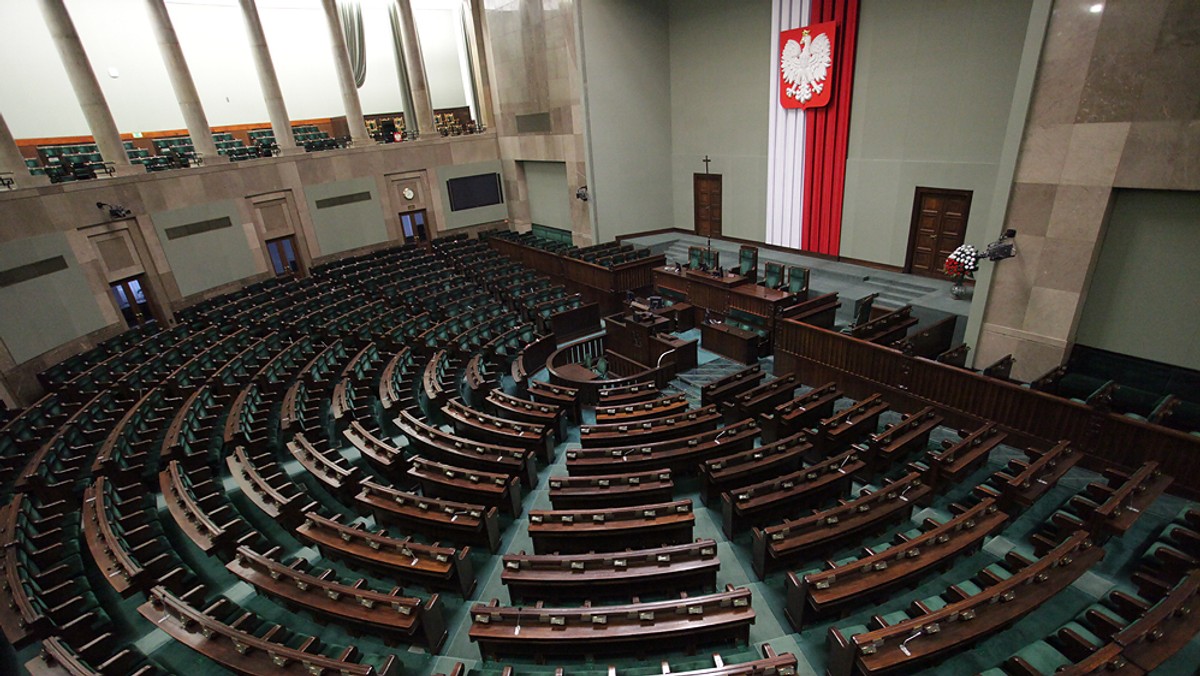 Według najnowszego sondażu TNS dla "Wiadomości" TVP 1, na Platformę Obywatelską zagłosowałoby 40 proc. obywateli. 29 proc. ankietowanych poparłoby Prawo i Sprawiedliwość. Do parlamentu dostałoby się także SLD - 11 proc., Ruch Palikota - 9 proc. i PSL z wynikiem 5 proc.