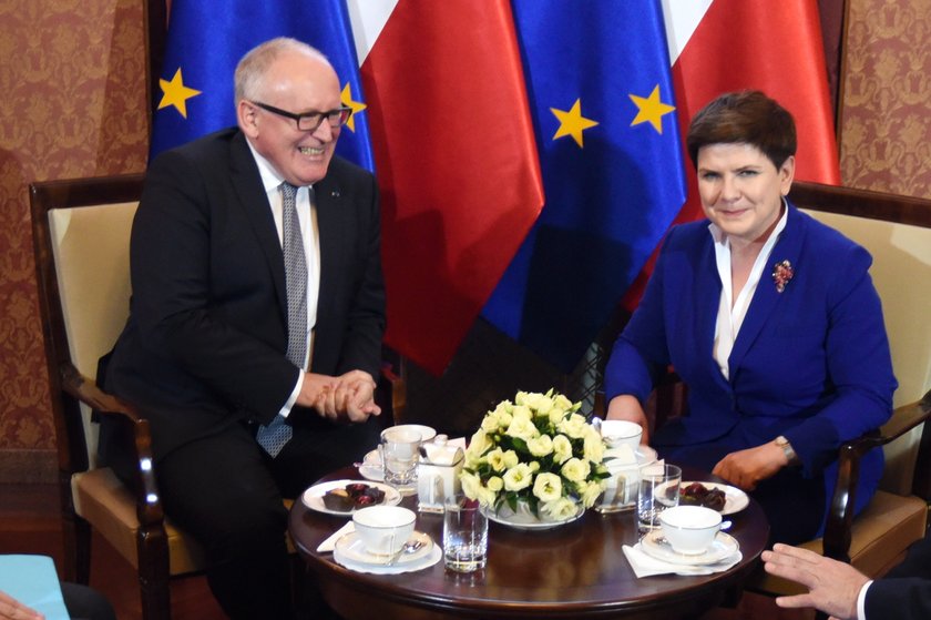 Nieprzyjemny telefon do premier Szydło. Złe wieści dla PiS