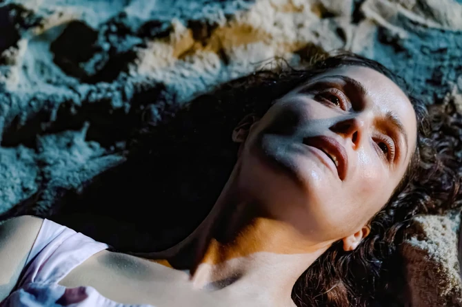 Rouz Birn igra Lindu, majku koja se raspada pod pritiskom dok pokušava da se brine o svojoj hronično bolesnoj ćerki