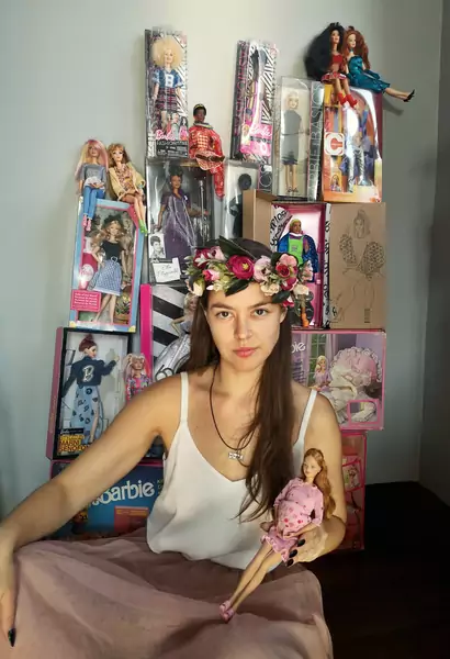 Paulina Jarysz na tle części swojej kolekcji Barbie Fot. archiwum prywatne