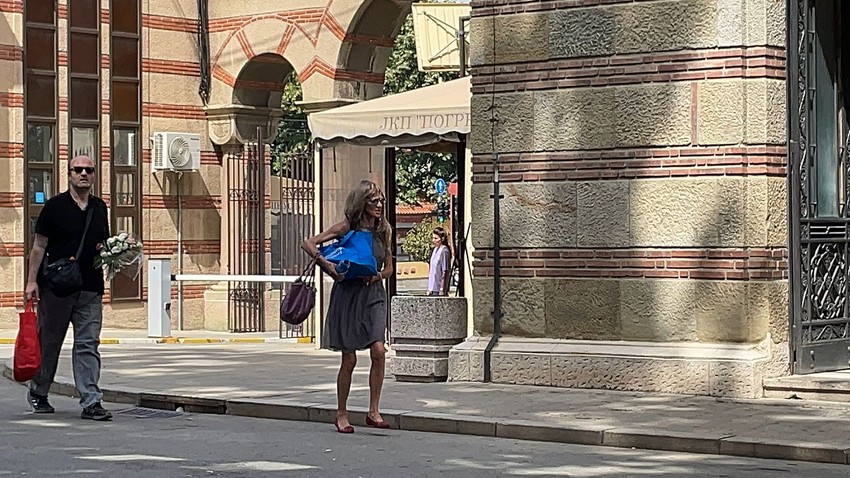 Bebi Dol na sahrani majke