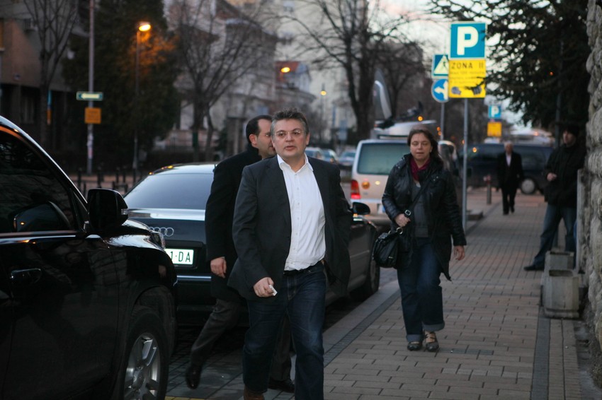 Slobodan Homen dolazi na sednicu stranke u Krunskoj