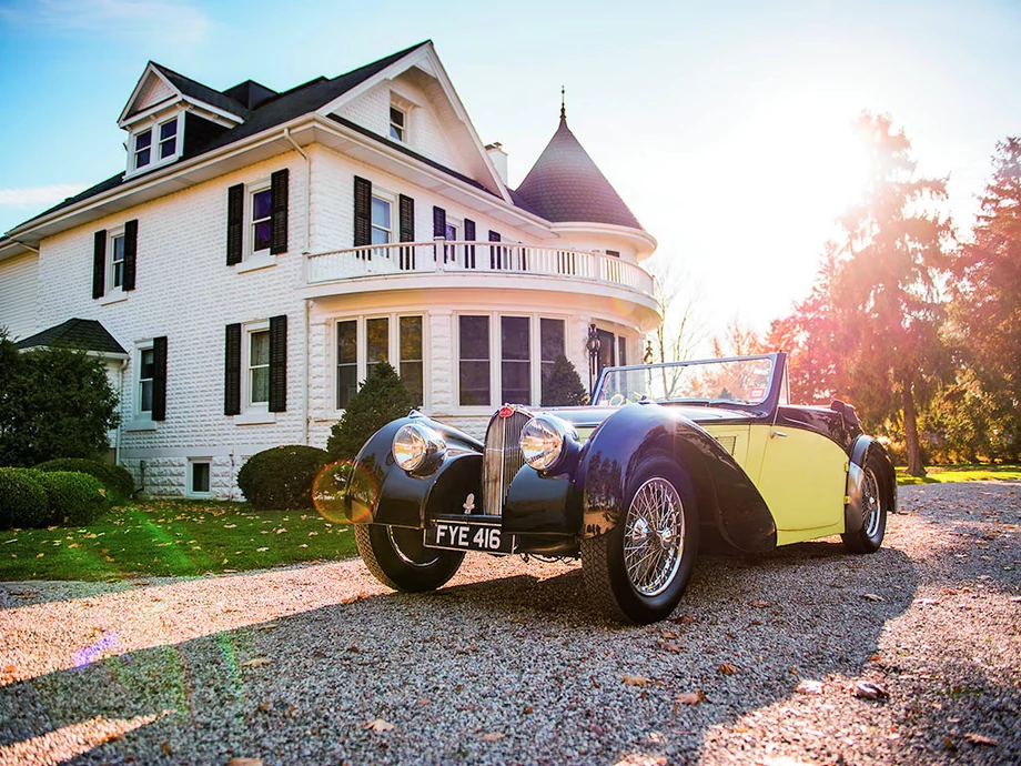 Ten kabriolet to Bugatti Type 57S z 1937 roku. Na aukcji domu RM Sotheby’s nabywca zapłacił 7,7 mln dolarów. Jest w świetnym stanie, nie poddawano go renowacji. Ma oryginalne nadwozie paryskiej firmy Vanvooren. Okazał się najdrożej sprzedanym w 2017 roku autem sprzed II wojny światowej