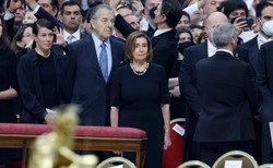 Pelosi przyjęła komunię w Watykanie mimo zakazu