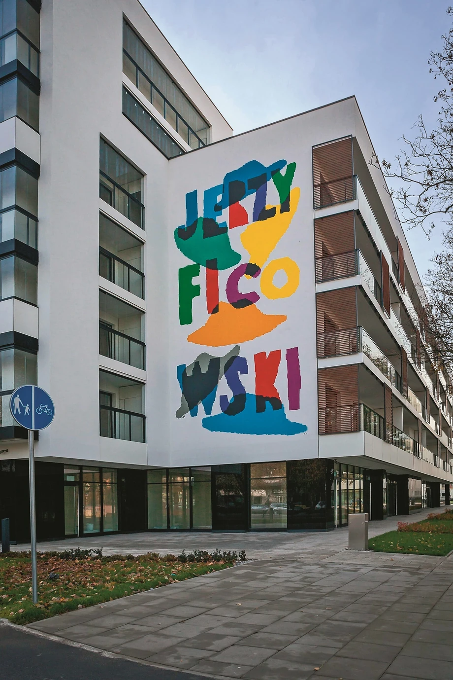 Murale, grafiki, rzeźby lub neony. Twórcy młodego pokolenia cenią te formy, pasują one także do współczesnej architektury