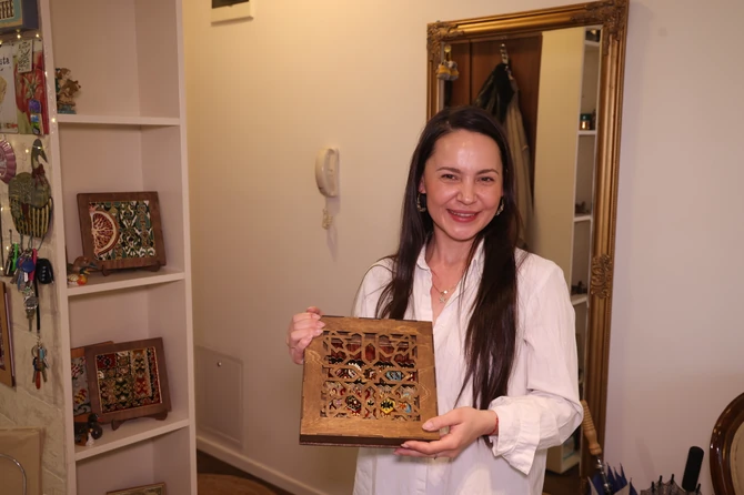 Emilija je umetnica, bavi se vitražima