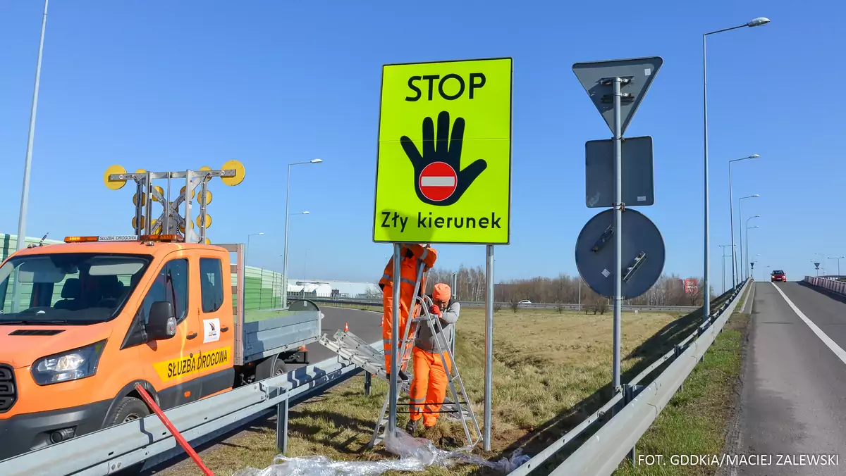 Jazda pod prąd. Znak "STOP Zły kierunek" (Zdjęcie ilustracyjne)