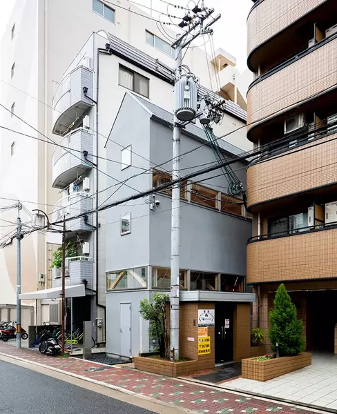 Blok jednorodzinny w Osace, proj. Mountain House Architects