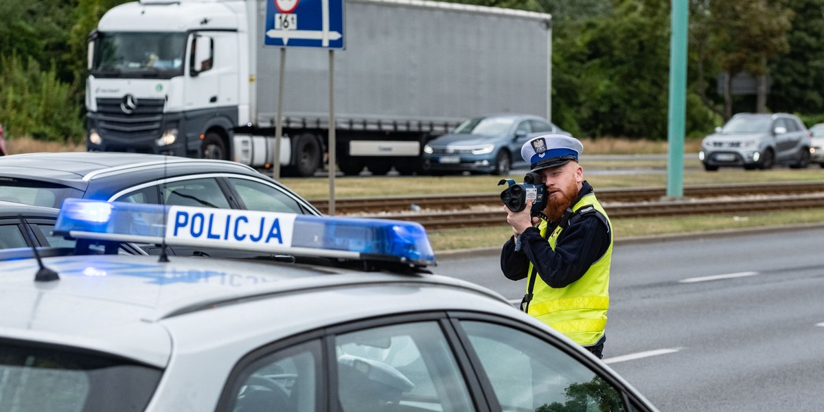 Policjanci kontrolują prędkość.