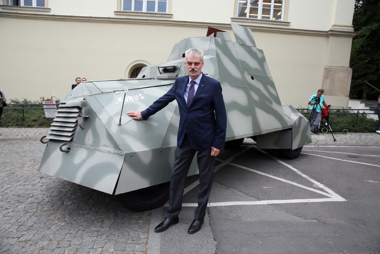 Dyrektor Muzeum Wojska Polskiego Zbigniew Wawer i samochód pancerny 'Kubuś' z czasów Powstania Warszawskiego
