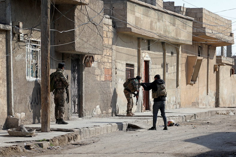 Kurdyjskie siły bezpieczeństwa w Al-Hasaka w Syrii 22 stycznia 2022 r. - był to trzeci dzień walk między grupą Państwa Islamskiego a siłami kurdyjskimi w Syrii po tym, jak ISIS zaatakowało więzienie, w którym są przetrzymywani bojownicy (Zdjęcie anonimowego autora współpracującego z agencją AFP)